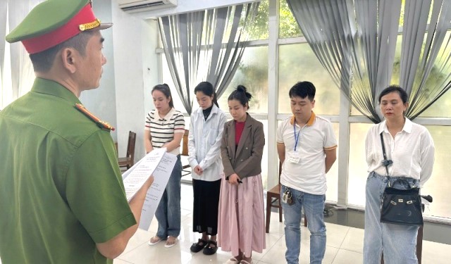 Cơ quan Cảnh sát điều tra Công an TP. Đà Nẵng khởi tố bị can đối với 7 đối tượng là Quản lý nhân sự và nhân viên tại Phòng khám Đa Khoa Quốc tế Đà Nẵng (có địa chỉ tại 180 Trần Phú, TP. Đà Nẵng) về hành vi “Lừa dối khách hàng”. Ảnh: CACC