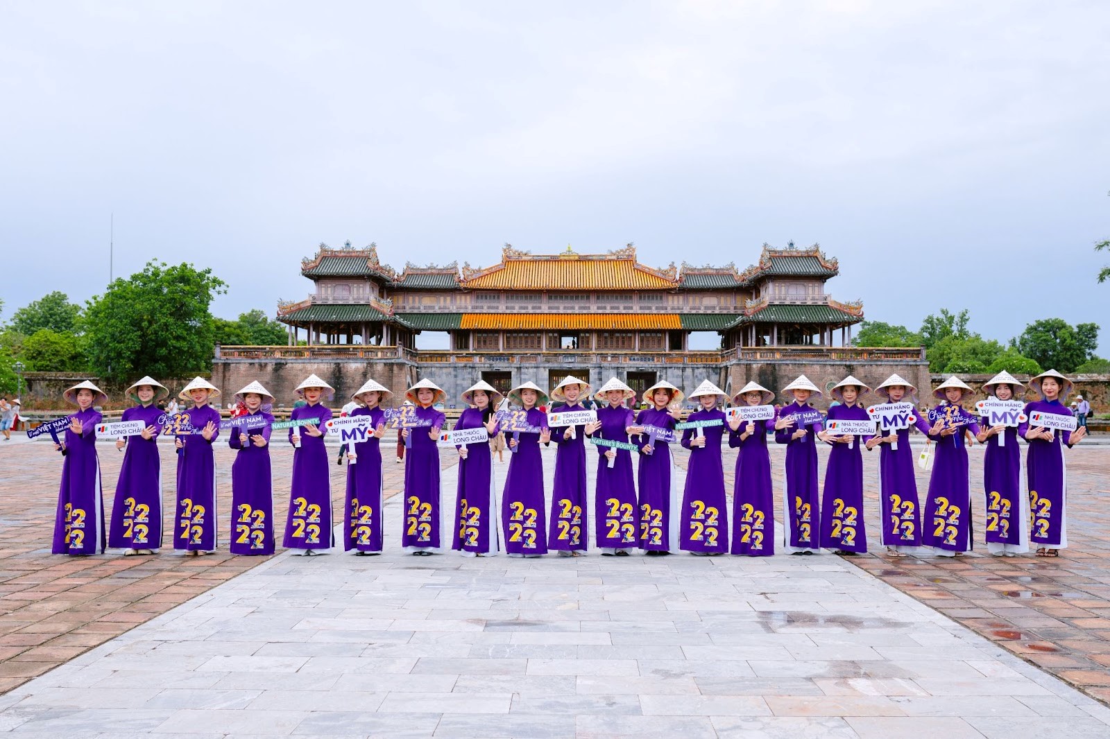 Áo dài tím truyền thống nổi bật tại Đại Nội Huế hưởng ứng chiến dịch 2.222 nhà thuốc Long Châu. Áo dài tím truyền thống nổi bật tại Đại Nội Huế hưởng ứng chiến dịch 2.222 nhà thuốc Long Châu.