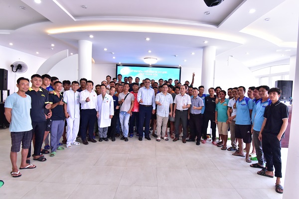 Đại biểu chụp ảnh lưu niệm