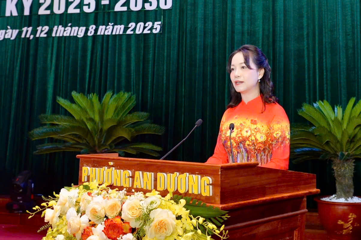 Đồng chí Trần Thị Quỳnh Trang, Bí thư Đảng ủy, Chủ tịch HĐND phường phát biểu. Đồng chí Trần Thị Quỳnh Trang, Bí thư Đảng ủy, Chủ tịch HĐND phường phát biểu.