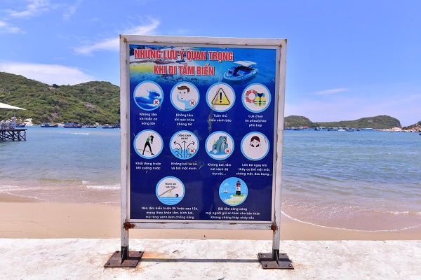 Biển cảnh báo tại vịnh Vĩnh Hy