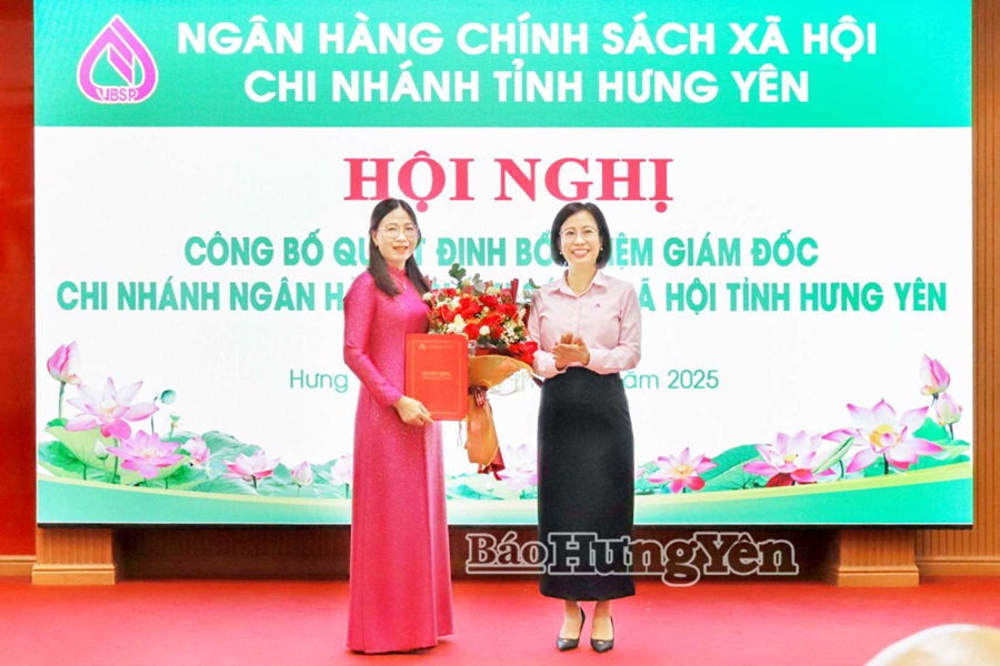 Bà Lê Thị Đức Hạnh, Phó Tổng Giám đốc Ngân hàng CSXH Việt Nam trao quyết định và tặng hoa chúc mừng Giám đốc Chi nhánh Ngân hàng CSXH tỉnhHưng Yên. (Ảnh báo Hưng Yên)