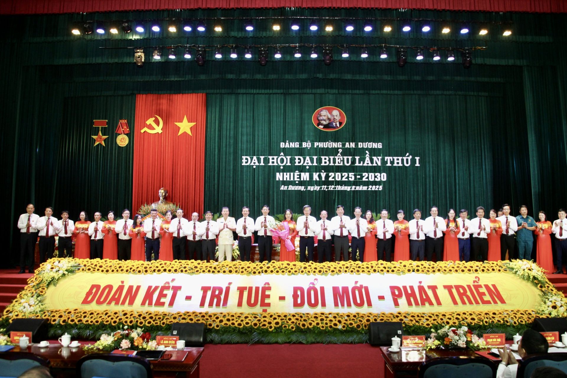 Ban Chấp hành Đảng bộ phường An Dương nhiệm kỳ 2025 - 2030 ra mắt Đại hội. Ban Chấp hành Đảng bộ phường An Dương nhiệm kỳ 2025 - 2030 ra mắt Đại hội.