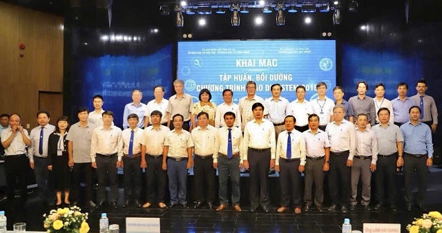 Học viên chụp ảnh lưu niệm cùng Ban tổ chức và lãnh đạo, quan khách… Ảnh: BTC Học viên chụp ảnh lưu niệm cùng Ban tổ chức và lãnh đạo, quan khách… Ảnh: BTC