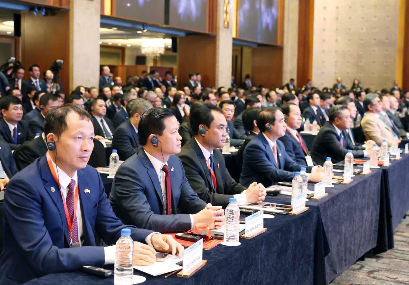 Chủ tịch UBND tỉnh Vương Quốc Tuấn (thứ 2 từ trái qua) tại Diễn đàn Kinh tế Việt Nam - Hàn Quốc