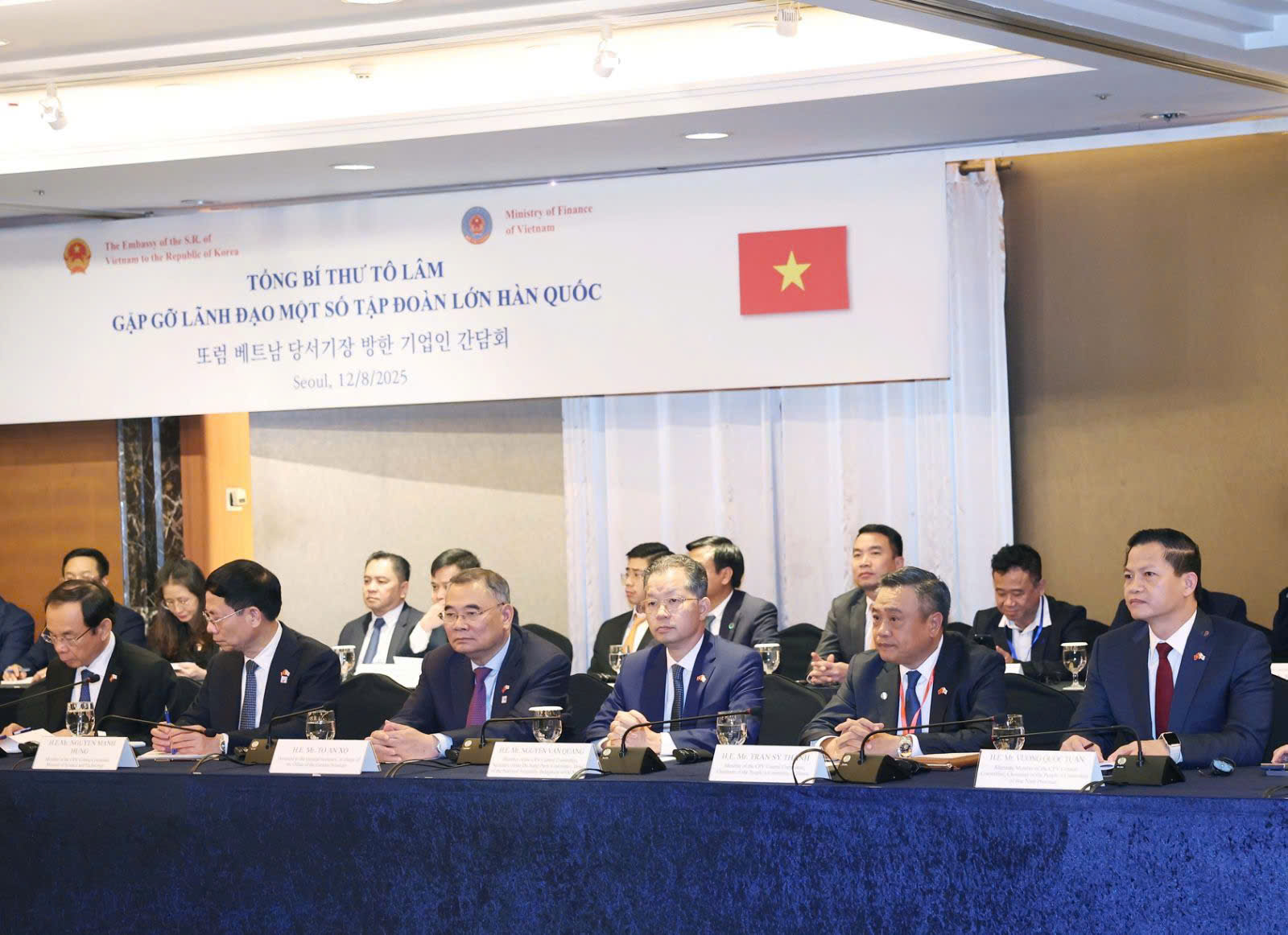 Chủ tịch UBND tỉnh Vương Quốc Tuấn (ngoài cùng bên phải) tham dự buổi gặp gỡ giữa Tổng Bí thư Tô Lâm với Lãnh đạo một số Tập đoàn lớn Hàn Quốc