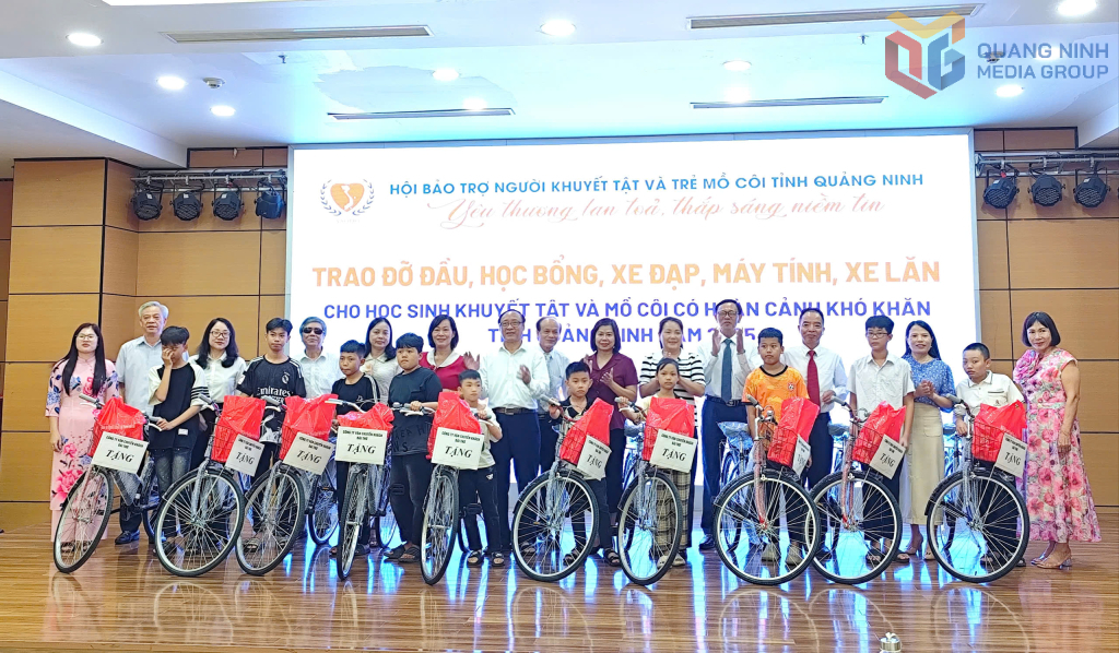 Các nhà hảo tâm trao tặng xe đạp và quà cho các học sinh có hoàn cảnh khó khăn.