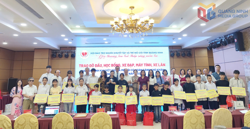 Quảng Ninh trao đỡ đầu và học bổng cho học sinh mồ côi, khuyết tật có hoàn cảnh khó khăn
