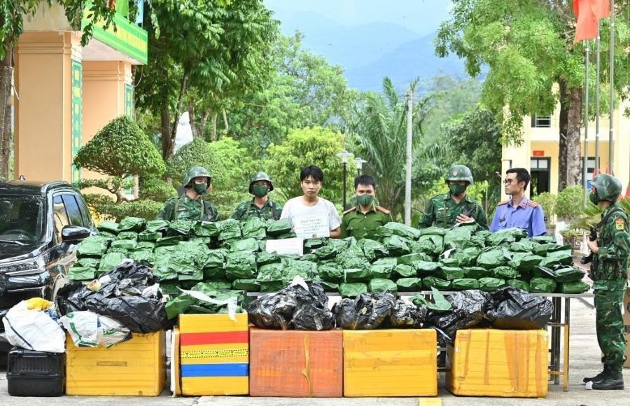 Đối tượng Duy cùng tang vật bị bắt giữ.