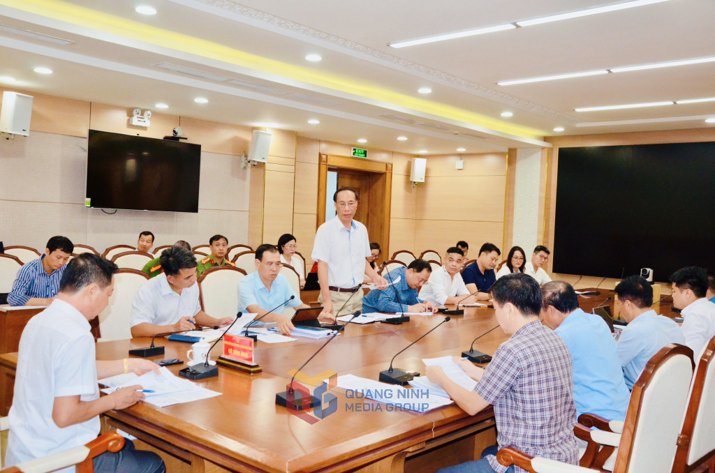 Đại diện Ban Tiếp công dân tỉnh phát biểu ý kiến tại cuộc họp.