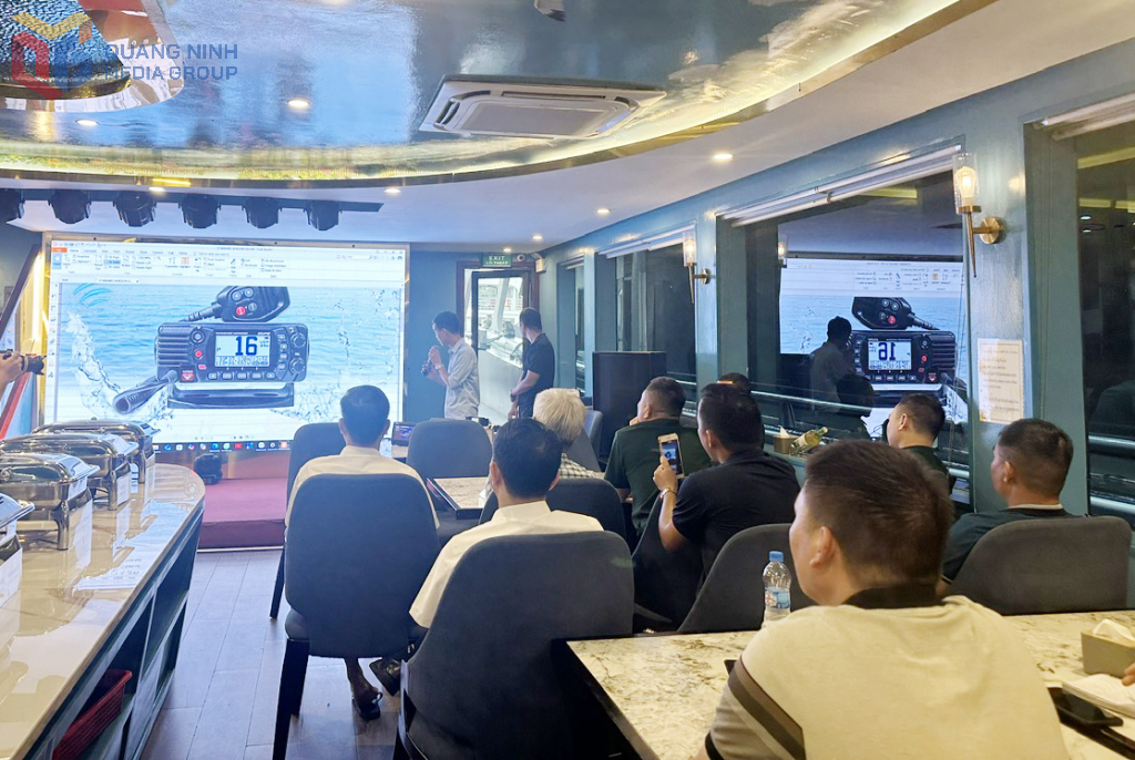 Kỹ thuật viên Đài Thông tin Duyên hải Hòn Gai giới thiệu về máy thu phát VHF.