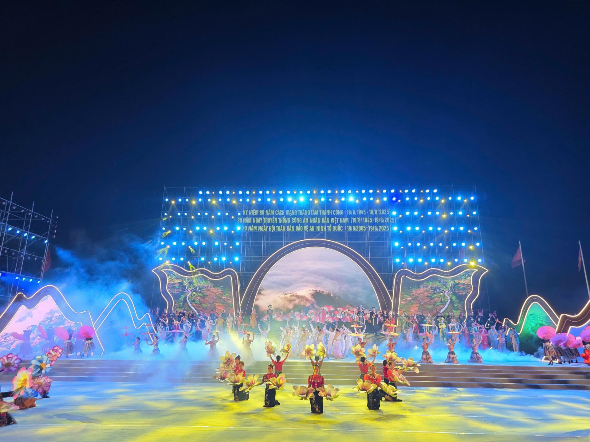 Chương trình nghệ thuật hùng tráng quy tụ hơn 1.000 diễn viên chuyên nghiệp và quần chúng