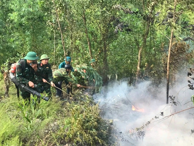 hàng trăm cán bộ, chiến sĩ và người dân đang nỗ lực khống chế vụ cháy rừng thông tại xã Thiên Nhẫn.