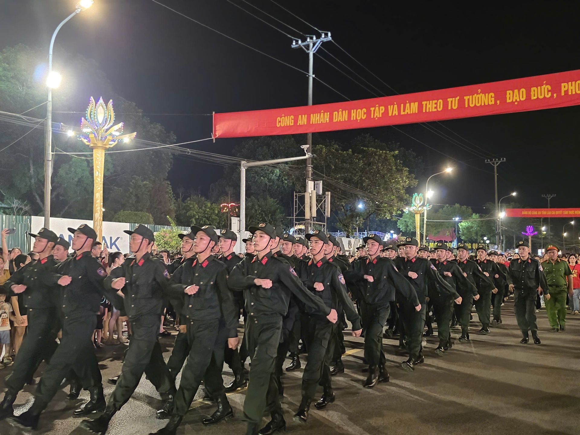 Các chiến sĩ công an diễu hành trên đường Điện Biên