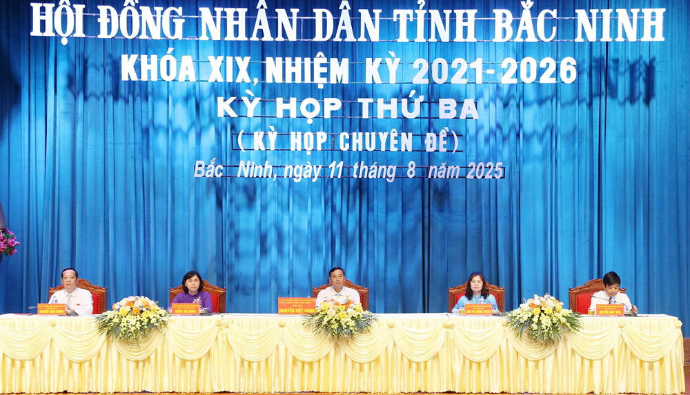 Các đồng chí chủ toạ kỳ họp.