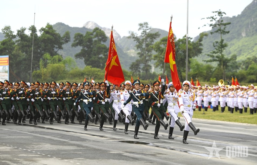 Khối danh dự 3 quân chủng Lục quân, Hải quân, Phòng không-Không quân trong buổi tổng hợp luyện lần 2 tại Trung tâm Huấn luyện Quân sự quốc gia 4. Ảnh: TUẤN HUY