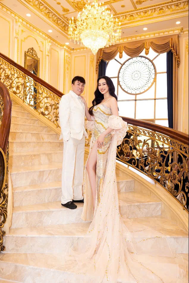 NTK Tommy Nguyễn sánh đôi cùng nàng thơ mới - Hoa khôi Người đẹp Trăng rằm tỉnh Phú Yên 2024 Sam Nabi NTK Tommy Nguyễn sánh đôi cùng nàng thơ mới - Hoa khôi Người đẹp Trăng rằm tỉnh Phú Yên 2024 Sam Nabi