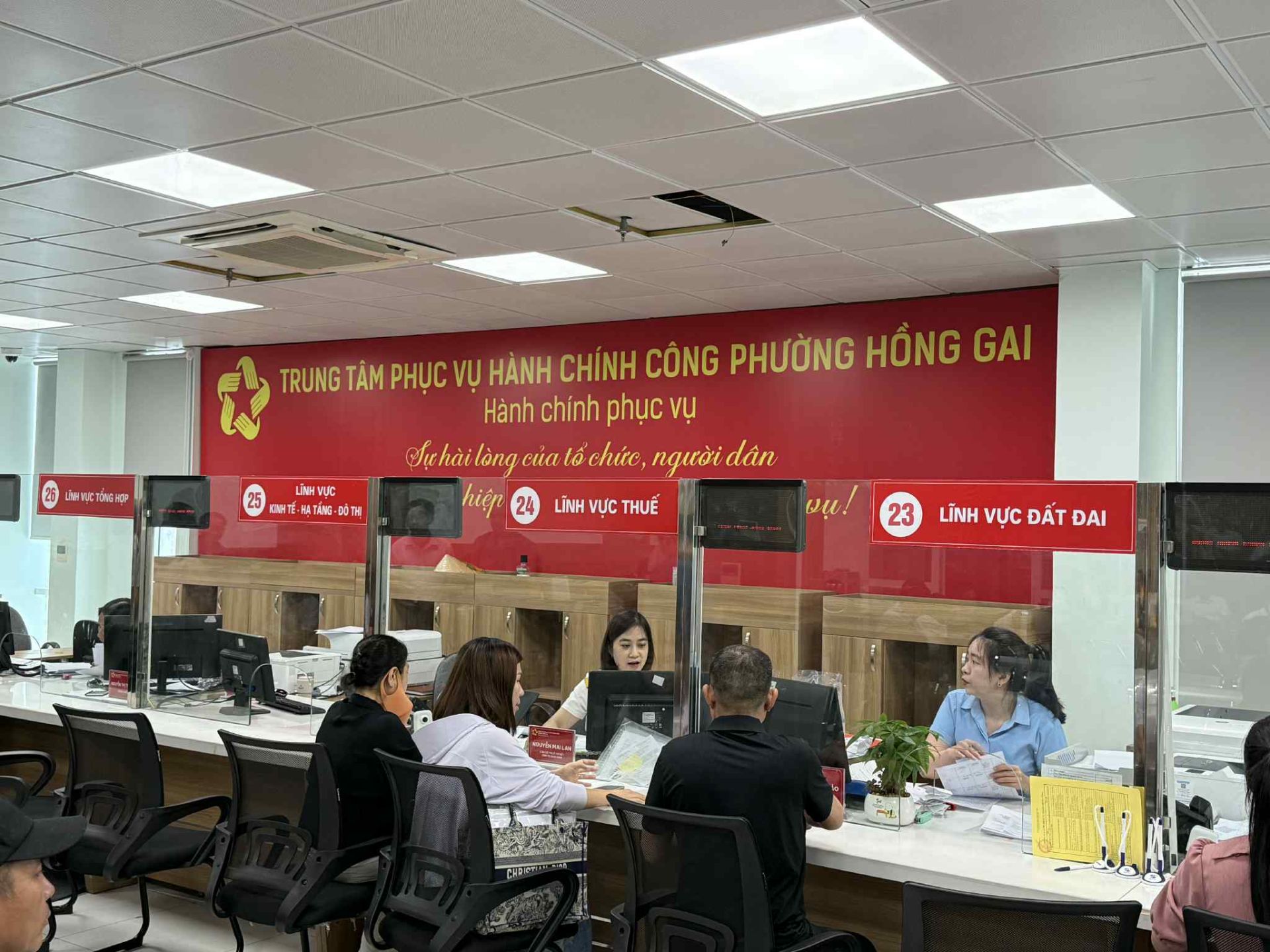 Cán bộ Trung tâm Phục vụ hành chính công phường Hồng Gai hướng dẫn người dân giải quyết thủ tục hành chính.