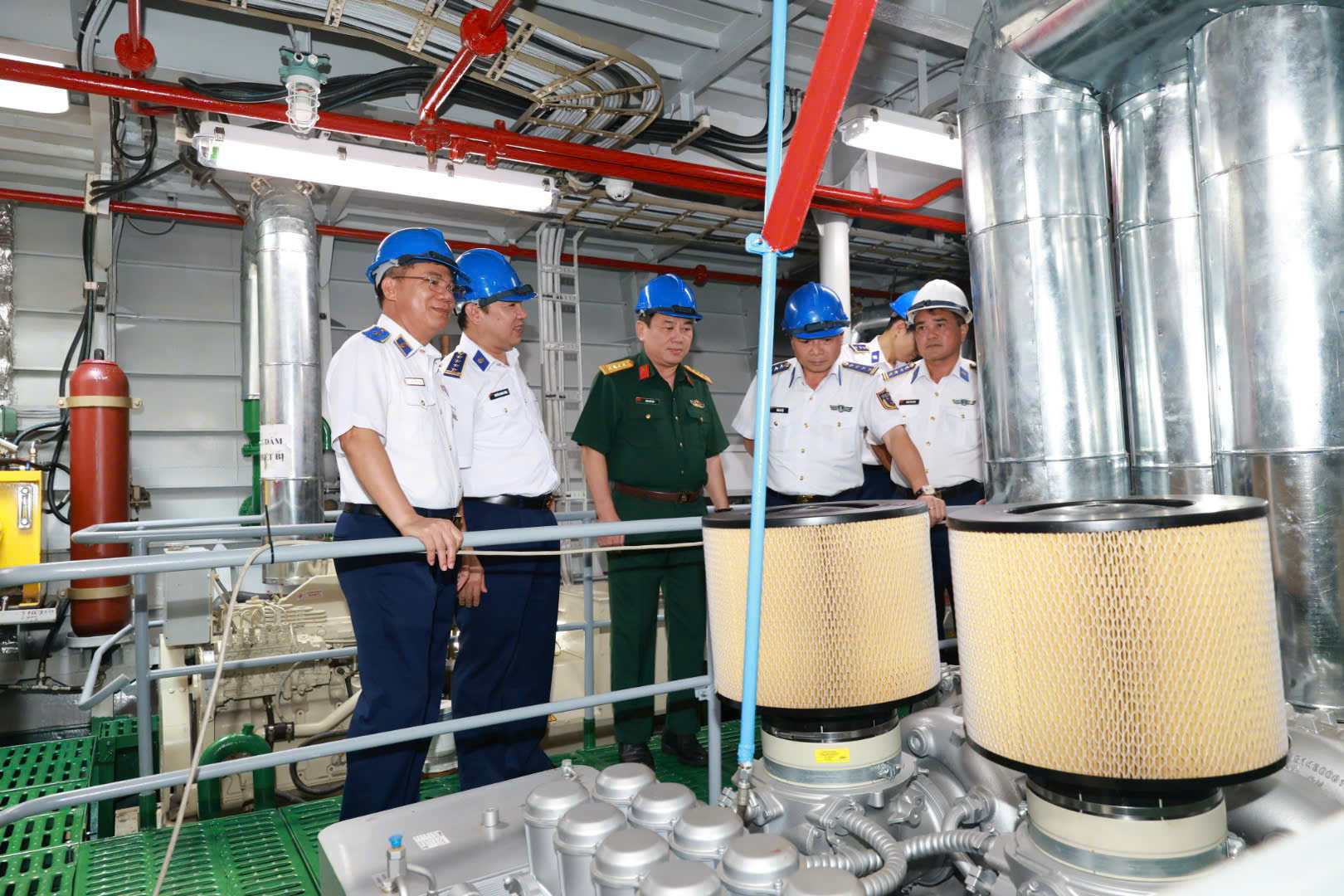 Hội đồng nghiệm thu kiểm tra, khảo sát thực tự tại khoang máy tàu CSB 4040