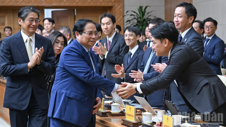 Thủ tướng Chính phủ Phạm Minh Chính bắt tay các tập đoàn, doanh nghiệp lớn của Nhật Bản tham dự tọa đàm. (Ảnh: TRẦN HẢI)