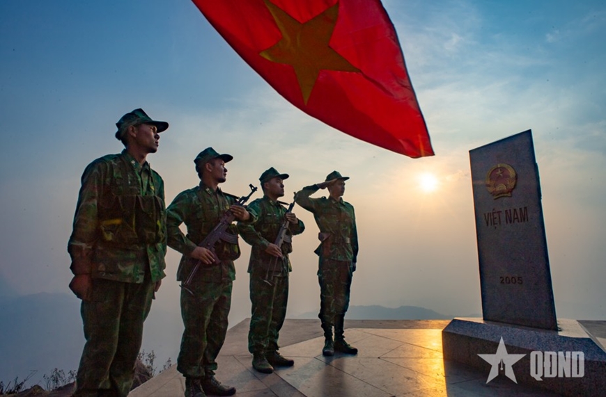 Cán bộ, chiến sĩ Bộ đội Biên phòng tỉnh Điện Biên chào cột mốc biên giới Việt Nam - Lào - Trung Quốc. Ảnh: TUẤN HUY