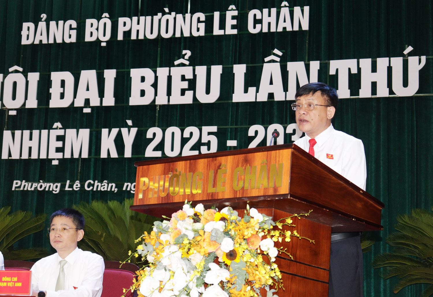 Đồng chí Đặng Đông Anh, Uỷ viên Thành uỷ, Bí thư Đảng uỷ phường, nhiệm kỳ 2020 - 2025 báo cáo tại Đại hội.