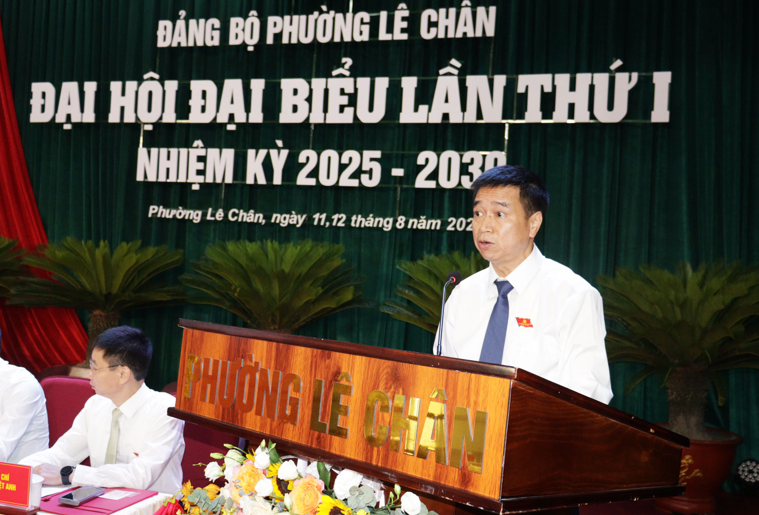 Đồng chí Phạm Văn Tân, Phó Bí thư Đảng uỷ , Chủ tịch UBND phường, nhiệm kỳ 2020 - 2025 báo cáo tại Đại hội.