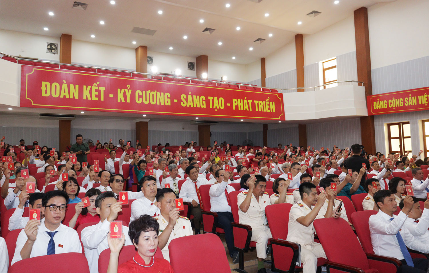 Đại biểu biểu quyết tại Đại hội.