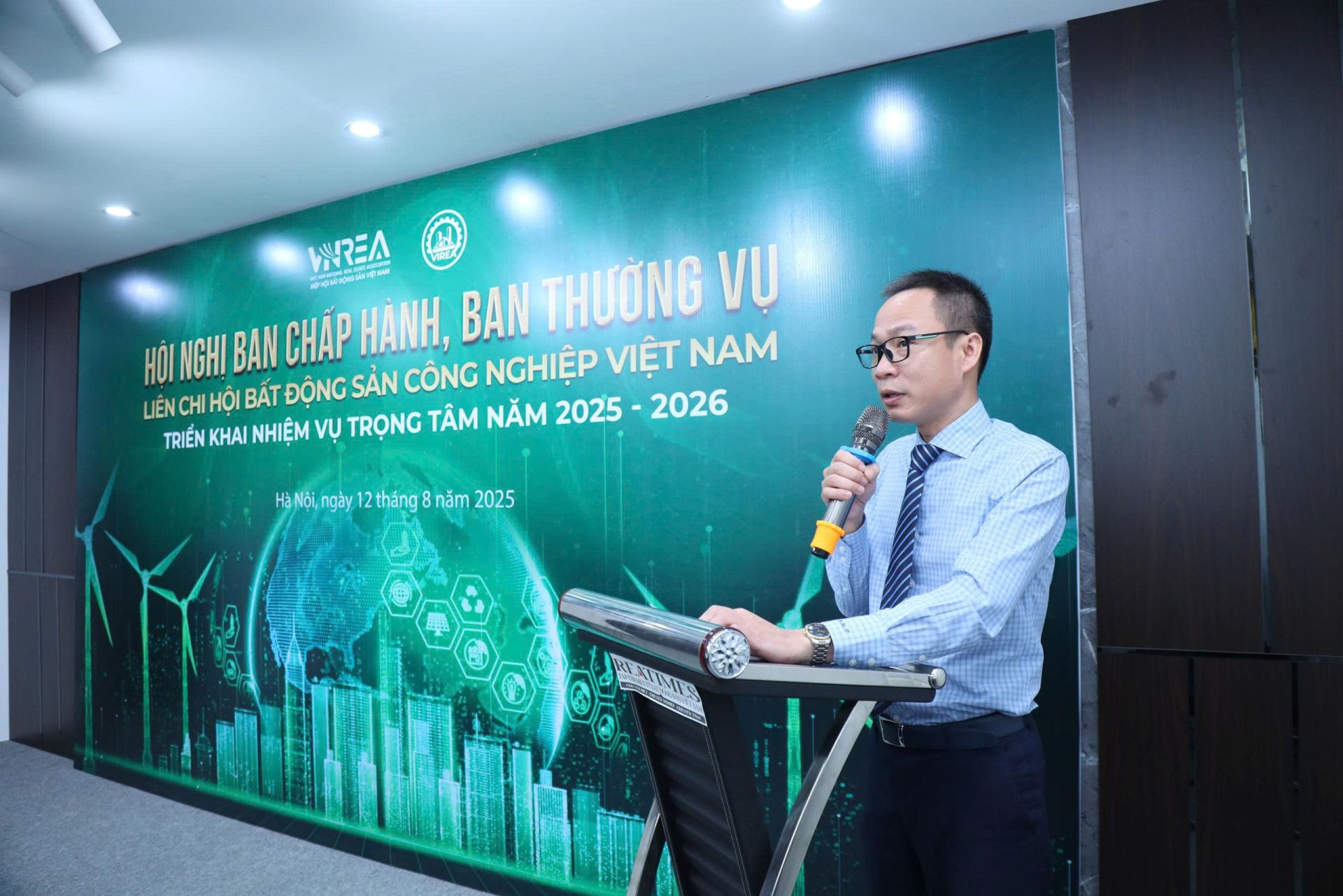 NB Phạm Nguyễn Toan trình bày báo cáo