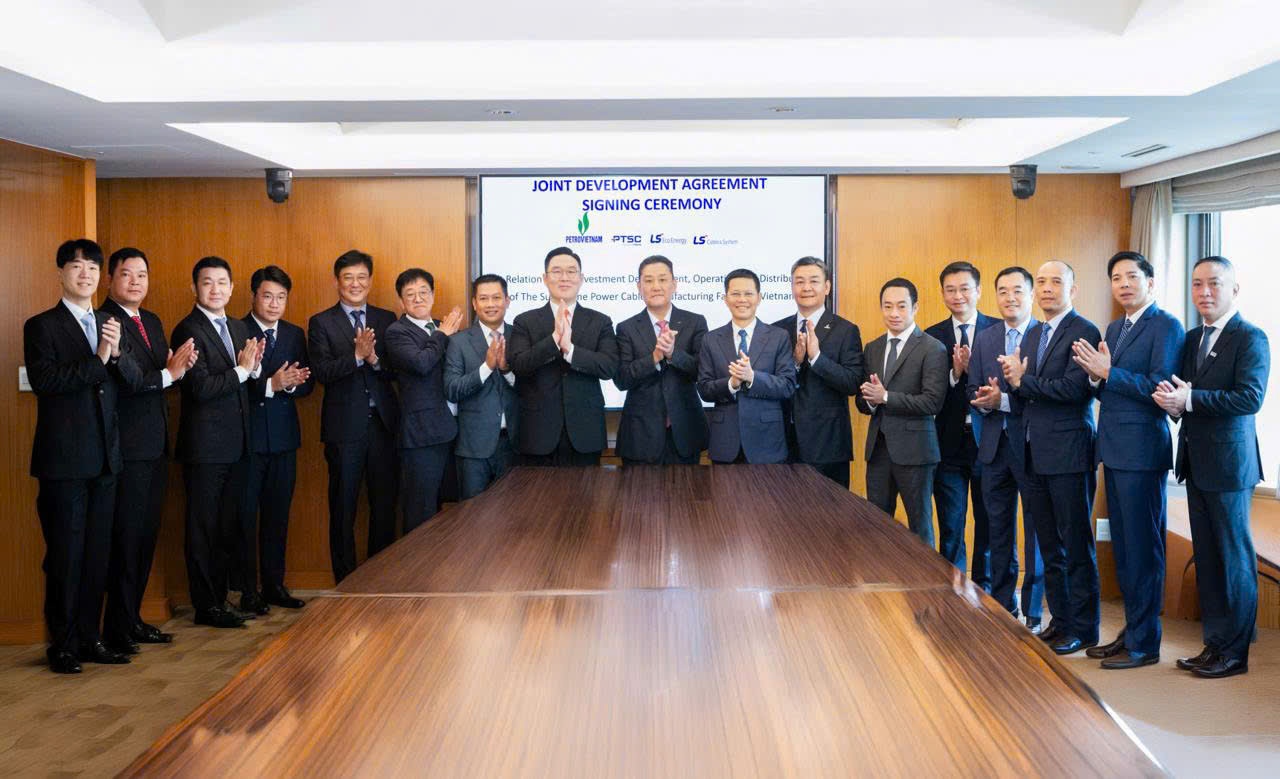 Phó Tổng giám đốc Petrovietnam Lê Mạnh Cường và LS Cable & System chúc mừng thành công của lễ ký kết