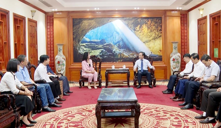 Phó Chủ tịch UBND tỉnh Quảng Trị Hoàng Xuân Tân tiếp và làm việc với bà Lê Quỳnh Lan, Giám đốc quốc gia Tổ chức Plan International Việt Nam.