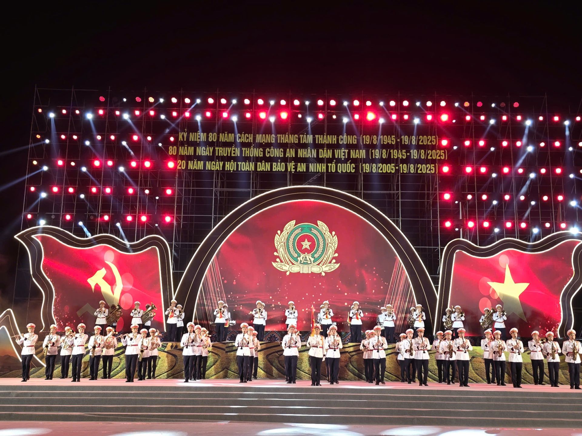 Lào Cai tổ chức đêm nghệ thuật 'Bản hùng ca cách mạng' chào mừng ngày lễ lớn