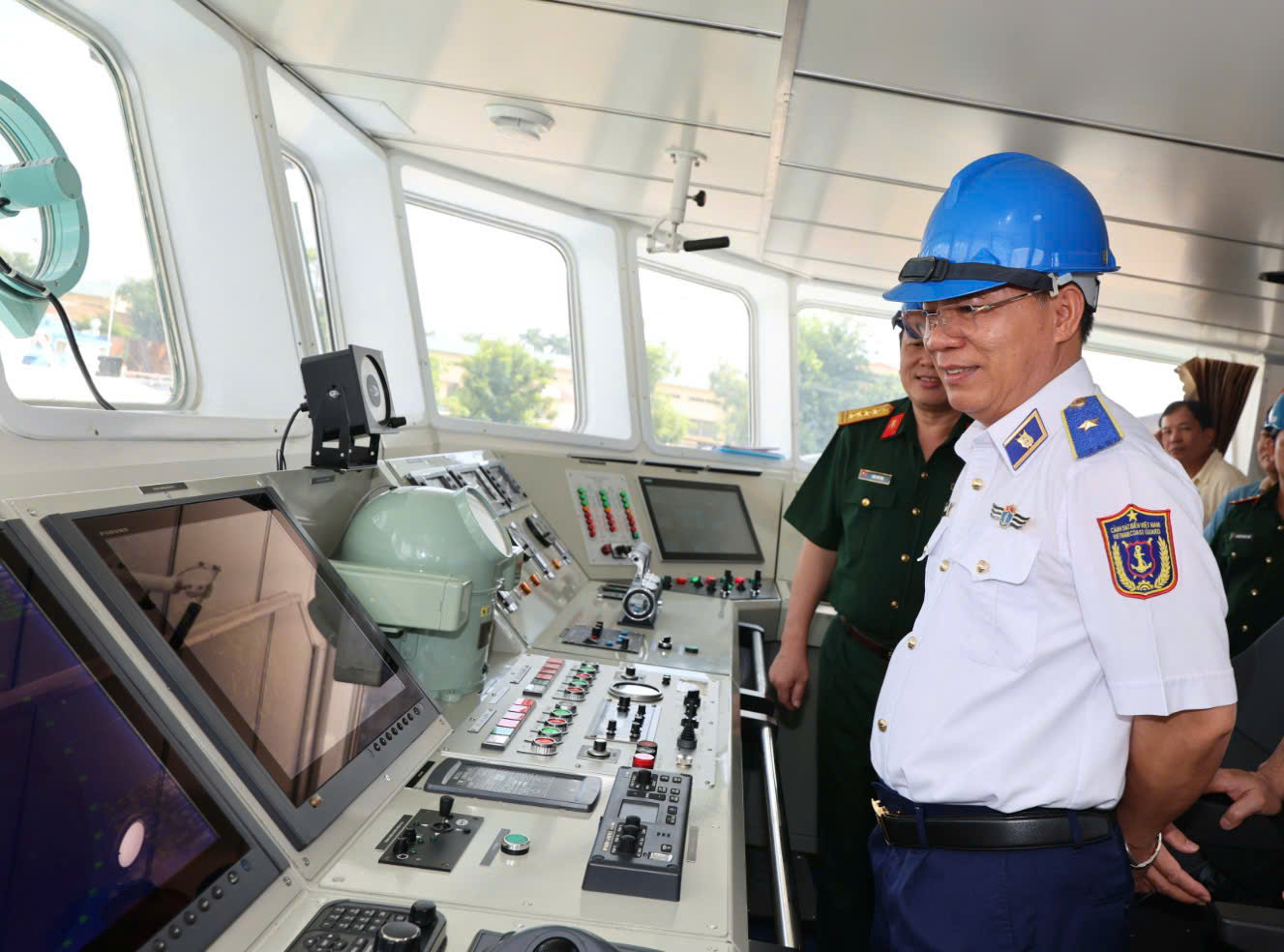 Thiếu tướng Đàm Xuân Tuấn kiểm tra đài chỉ huy tàu CSB 4040