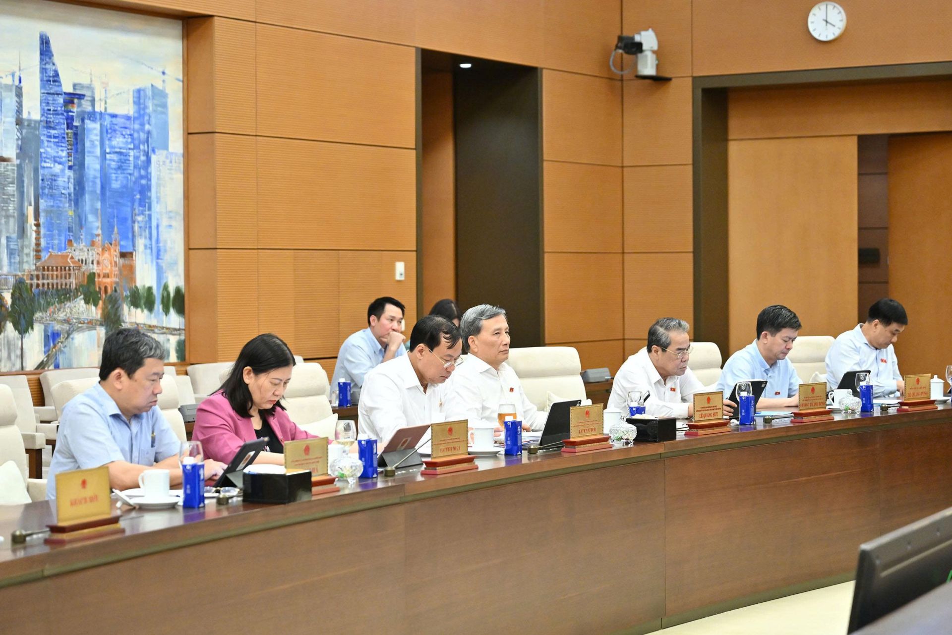 Các thành viên Ủy ban Thường vụ Quốc hội tham dự Phiên họp