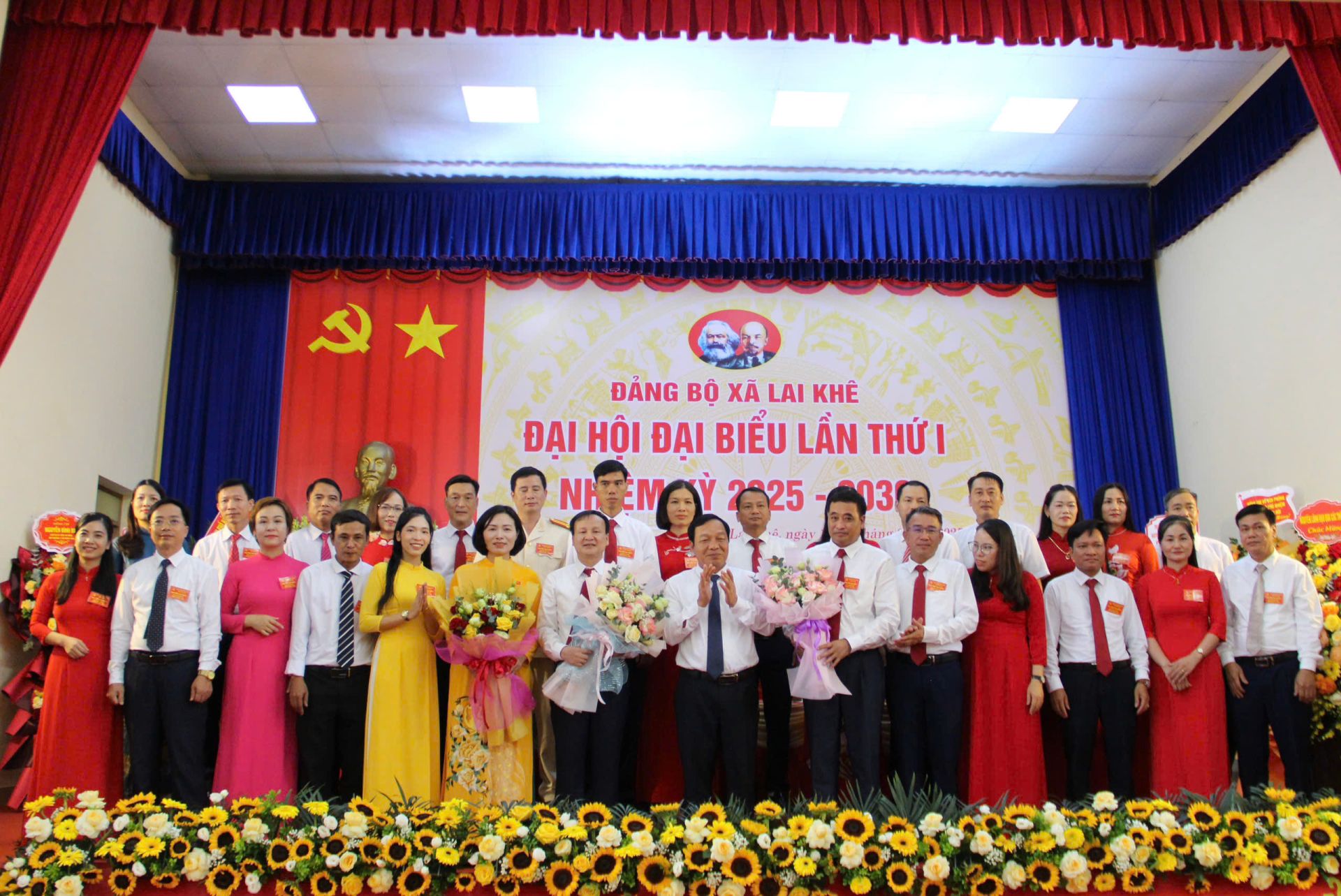 Đồng chí Phó Bí thư Thành uỷ, Chủ tịch HĐND thành phố Lê Văn Hiệu tặng hoa chúc mừng Ban Chấp hành Đảng bộ xã Lai Khê, nhiệm kỳ 2025 - 2030 Đồng chí Phó Bí thư Thành uỷ, Chủ tịch HĐND thành phố Lê Văn Hiệu tặng hoa chúc mừng Ban Chấp hành Đảng bộ xã Lai Khê, nhiệm kỳ 2025 - 2030