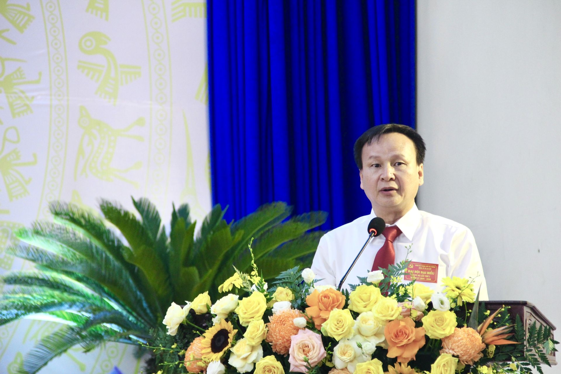 Đồng chí Lê Hồng Khanh, Bí thư Đảng uỷ, Chủ tịch HĐND xã Lai Khê phát biểu tại Đại hội Đồng chí Lê Hồng Khanh, Bí thư Đảng uỷ, Chủ tịch HĐND xã Lai Khê phát biểu tại Đại hội