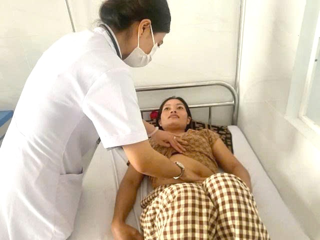 Bệnh nhân điều trị tại Trung tâm Y tế M'Đrắk sau khi ăn bánh mì Cô Thắm