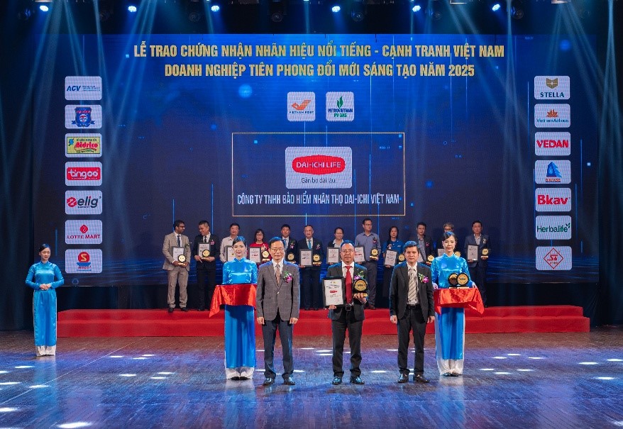 Ông Trần Thanh Tú – Phó Tổng Giám đốc Pháp lý, Đối ngoại và Đào tạo Bảo hiểm Dai-ichi Life Việt Nam nhận giải “Top 10 Nhãn hiệu nổi tiếng Việt Nam 2025”