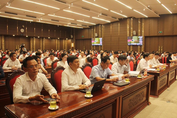 Các đại biểu T.Ư và TP Hà Nội tham dự hội nghị tại điểm cầu Thành uỷ Hà Nội. Các đại biểu T.Ư và TP Hà Nội tham dự hội nghị tại điểm cầu Thành uỷ Hà Nội.