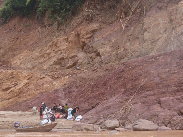 Sau nhiều nguy hiểm, người dân đã đến được bến thuyền.