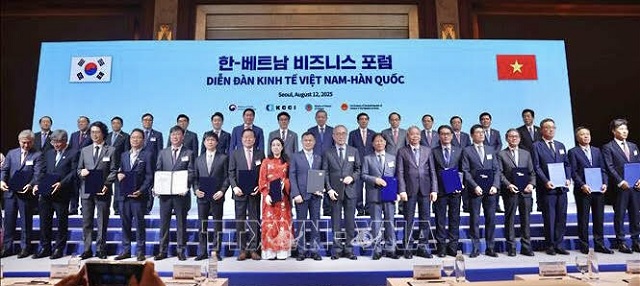 Lãnh đạo Việt Nam và Hàn Quốc chứng kiến các doanh nghiệp trao thoả thuận hợp tác đầu tư. Ảnh: TTXVN Lãnh đạo Việt Nam và Hàn Quốc chứng kiến các doanh nghiệp trao thoả thuận hợp tác đầu tư. Ảnh: TTXVN