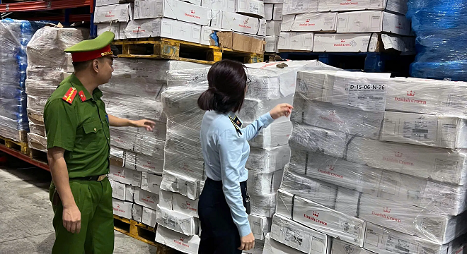 Bắt giữ gần 16 tấn thực phẩm đông lạnh hết hạn tại Hà Nội