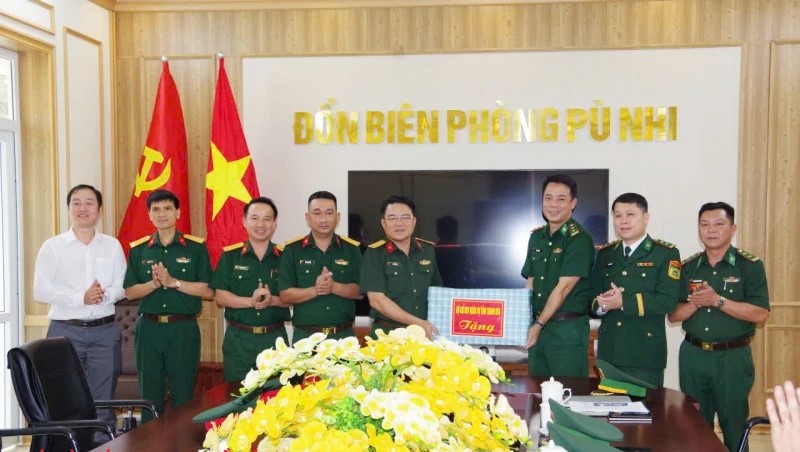 Lãnh đạo Bộ CHQS tỉnh tặng quà cho cán bộ, chiến sĩ Đồn Biên phòng Pù Nhi.