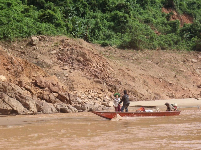 Vượt sông, băng ghềnh mang nhu yếu phẩm về bản Cha Nga