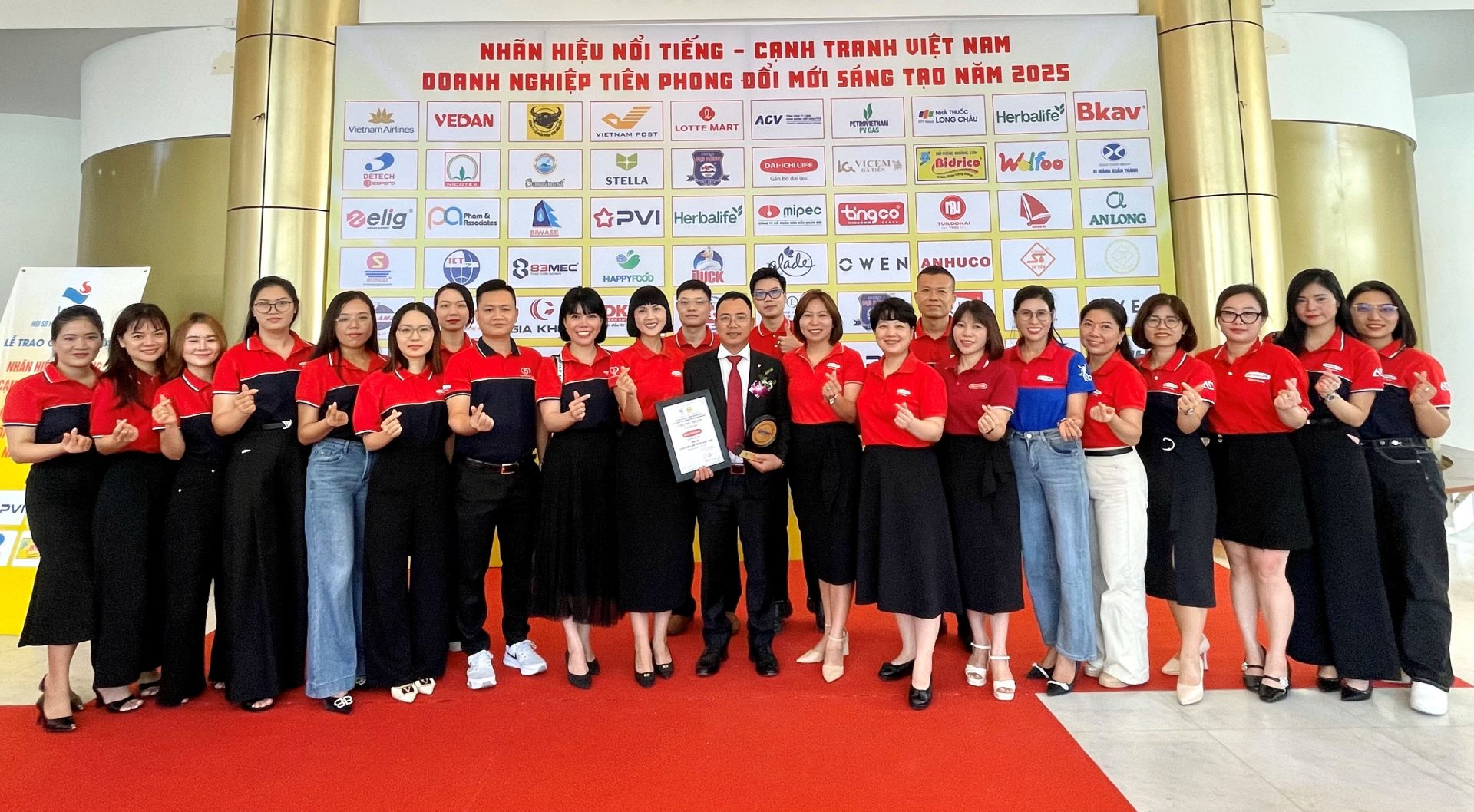 Các thành viên Dai-ichi Life Việt Nam tại Lễ trao Chứng nhận “Nhãn hiệu nổi tiếng – Nhãn hiệu cạnh tranh Việt Nam 2025”