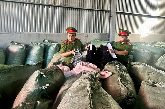 Lực lượng Công an tỉnh Hà Tĩnh kiểm tra kho hàng quần áo đã qua sử dụng