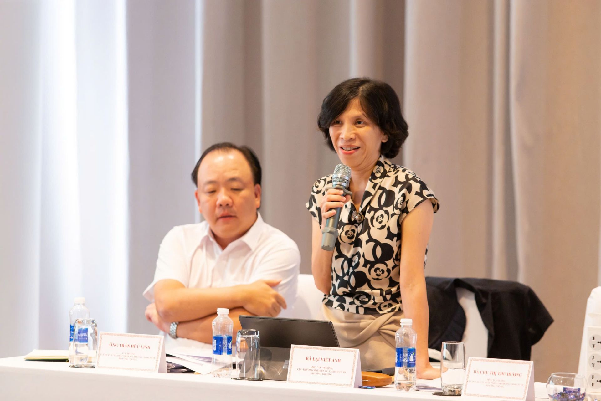 Bà Lại Việt Anh, Phó Cục trưởng Cục TMĐT&KTS, Bộ Công Thương phát biểu ý kiến về Dự thảo Nghị định tại Hội thảo