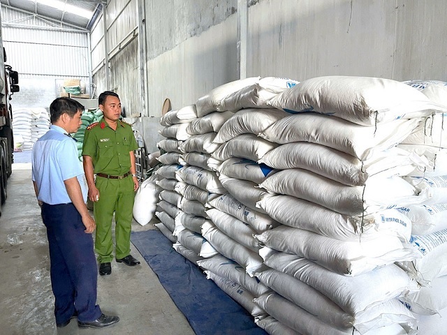 Lực lượng làm nhiệm vụ đang kiểm tra lô hàng hoá vận chuyển trái phép. Ảnh: ĐVCC