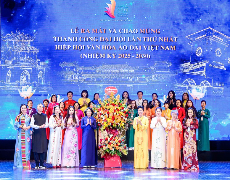 Nguyên Phó Chủ tịch nước Đặng Thị Ngọc Thịnh tặng hoa chúc mừng Hiệp hội Văn hóa Áo dài Việt Nam tại Lễ ra mắt Hiệp hội.