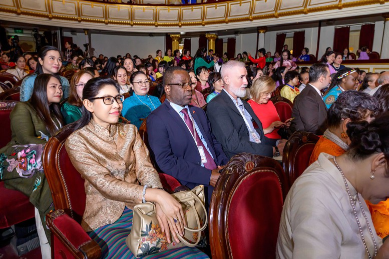 Sự kiện thu hút đông đảo lãnh đạo các cấp, đại biểu, đại sứ các nước và nhiều nghệ sĩ tên tuổi tham dự, khẳng định vị thế của áo dài trong đời sống văn hóa và ngoại giao.